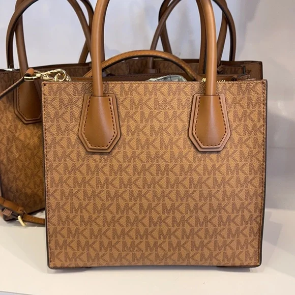 Michael Kors Mercer Medium Pebbled Leather Crossbody Bag - Picture 4 of 16